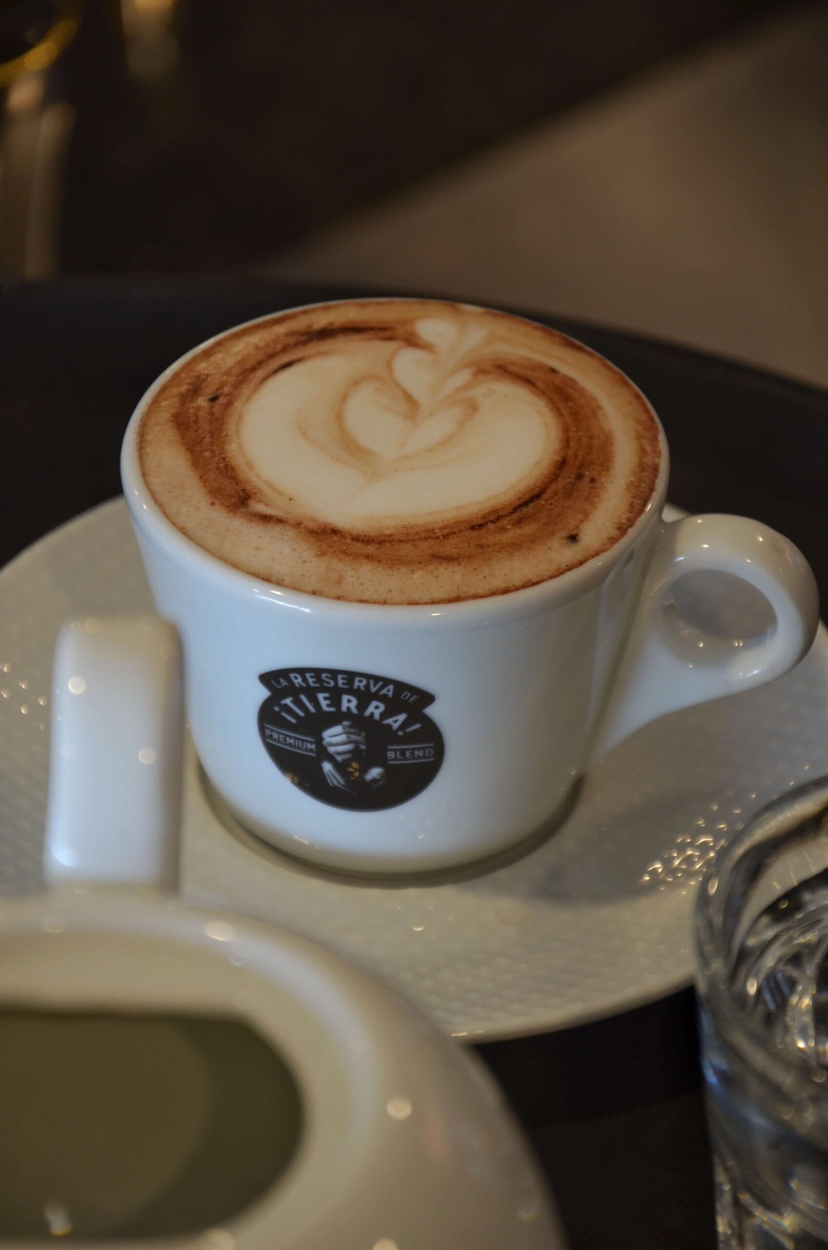 café sur une table face à la mer à Nice